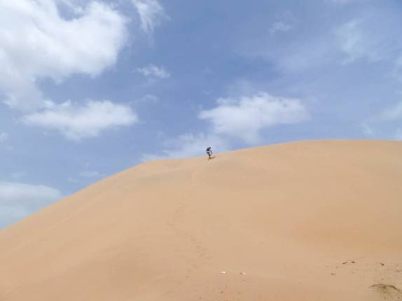 Subindo nas dunas de Médanos de Coro, no noroeste da Venezuela